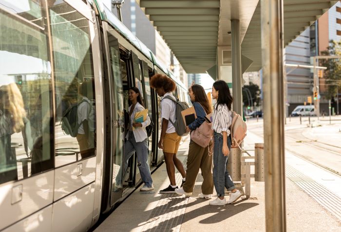 Foto de pessoas embarcando em um ônibus.