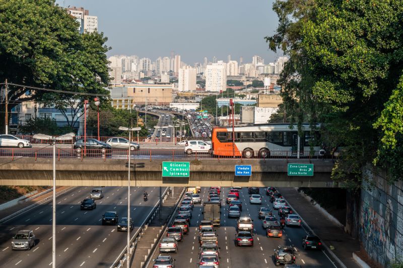 Vista do bairro Japonês em São Paulo com trânsito congestionado.