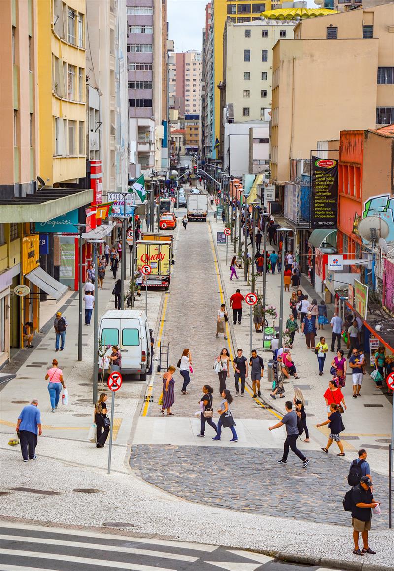 Vista da Rua Voluntários da Pátria, rua completa de Curitiba, que é um exemplo de boas práticas de acessibilidade urbana.