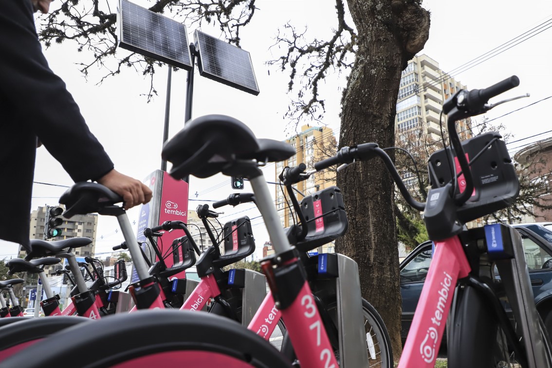 Foto de uma das estações de bicicletas compartilhadas que foram instaladas em Curitiba