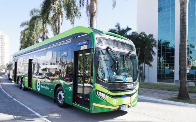 Foto de ônibus elétrico em Goiás. 