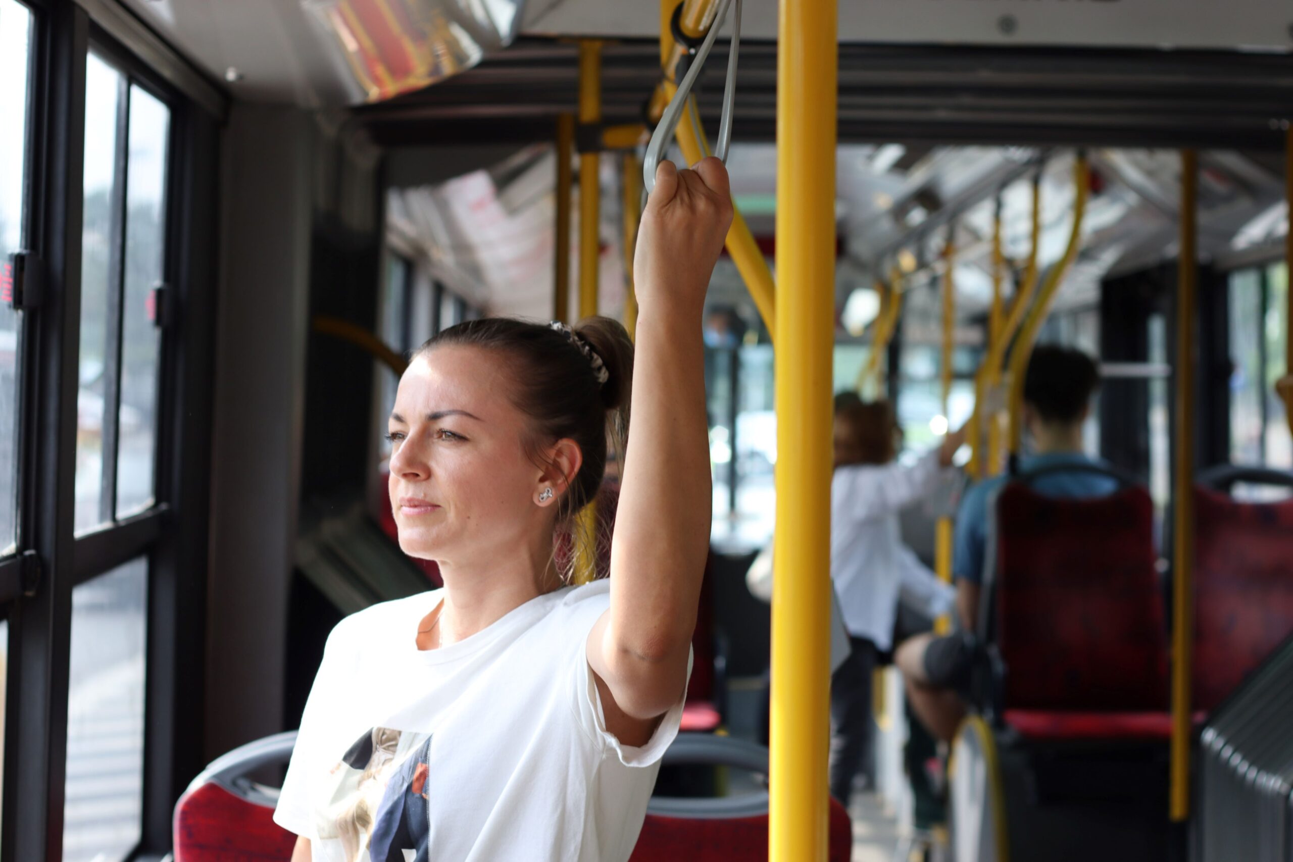 Foto de mulher em ônibus da cidade