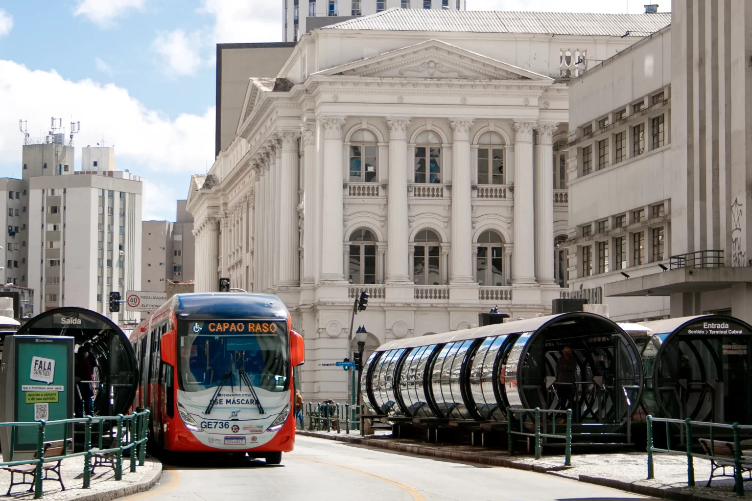 ônibus biarticulado vermelho na estação central em Curitiba