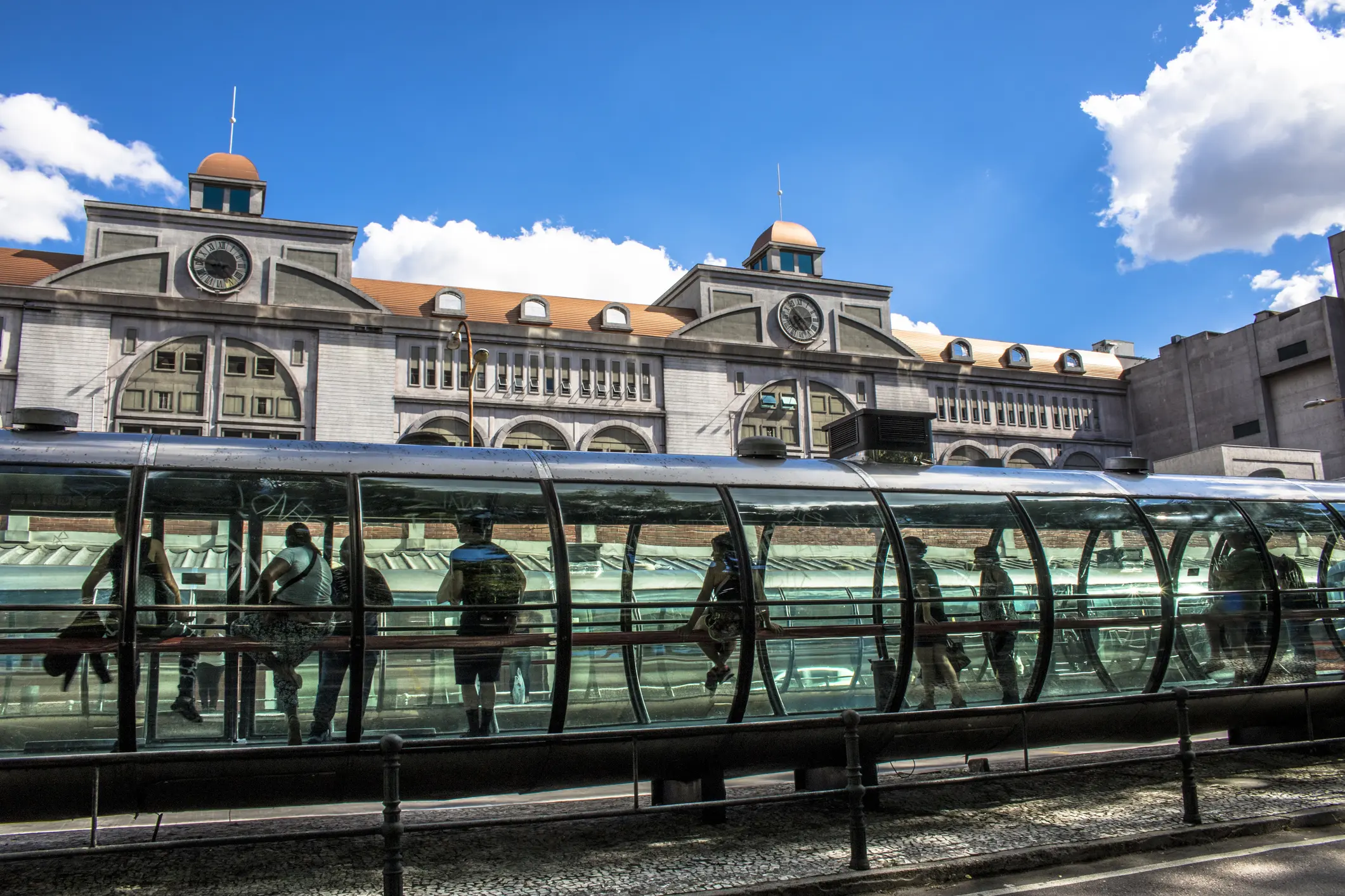 Foto de estação tubo no centro de Curitiba
