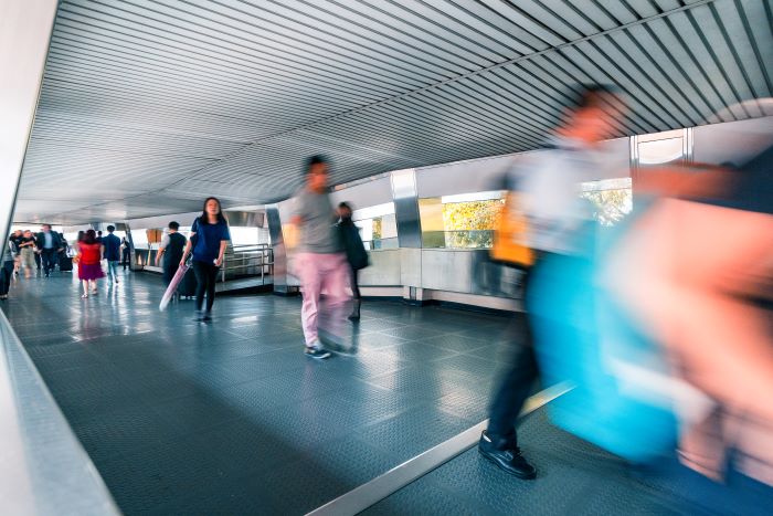 Foto de estação de embarque nivelado.